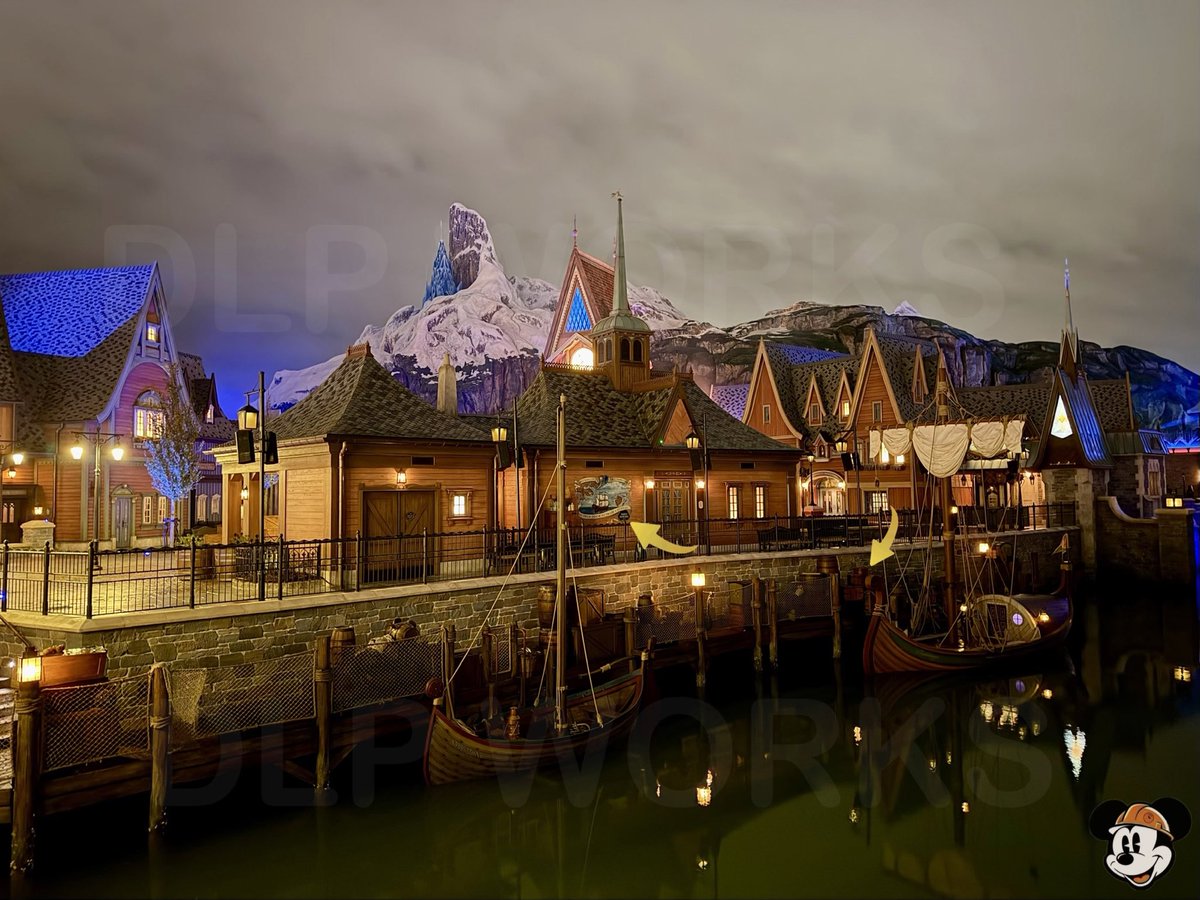 DLPWorks's tweet photo. [Analysis] 🚨⚠️❄️ Exclusive night-time details spotted at World of Frozen!!

➡️ During our evening walk around Arendelle Bay, we captured several details carefully crafted by the #Imagineering teams.
➡️ Here’s what we already spotted, the level of precision is astonishing:
➖ Mini oysters have been individually applied to the wooden pillars of the dock.
➖ Suitcases and travel trunks are scattered around, as if Anna and Elsa’s parents were preparing for a trip!
➖ Fishermen’s gear, lifebuoys, oars, nets, have been placed all the way to the lighthouse!
➖ Seashells decorate multiple wooden crates near the dockside.
➖ The main boat proudly displays the name “Snedronningen” in Danish, a nod to Mr. Andersen’s original tale!
➖ the Snowflower Festival flag on this vessel
➖ Left side: A submerged spotlight with Mickey head!

➡️ In short, the land is breathtaking at night! We have many more photos and analysis insights coming from across the expansion… Stay tuned for more details this week!👀
#DisneylandParis