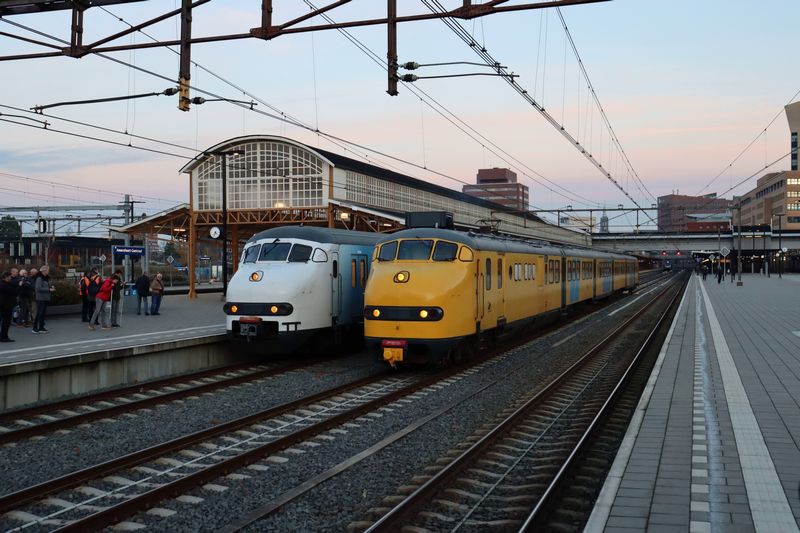 OVnieuwsINFO's tweet photo. In beeld: Donateursrit van 2454CREW met Plan-V 904 - https://t.co/QE2F8skTfY
#2454CREW #PlanV #Mat64 #Apekop #Treinen #Treinennieuws #OVnieuws #OpenbaarVervoer #Treinleven #Spoorwegen #Railways #Eisenbahn https://t.co/7N40voNfhq