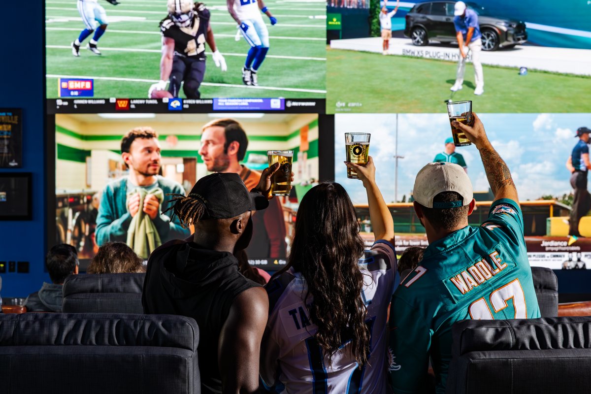 OfficialCat10's tweet photo. Nothing says "It's Thanksgiving week" like sitting back, relaxing, and watching the game in style 🔥 🏈

#lukecombs #5leaf #football #thanksgiving https://t.co/pvZhnPpCCq