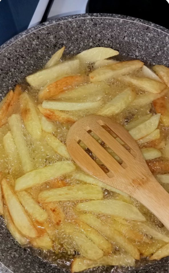 تصويت وش أعشي عيالي وزوجي 
اندومي أو بطاطس مقلي ؟