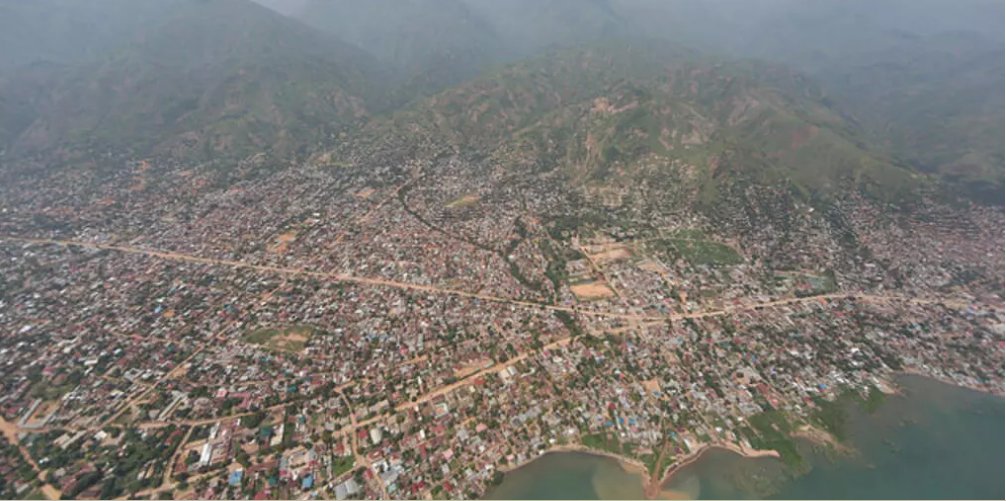 Des affrontements entre milices Wazalindo à Uvira font 7 morts, sur fond d'accusations de mauvaise gestion de la part de ces groupes soutenus par l'armée et d'insécurité exacerbée. #Congo