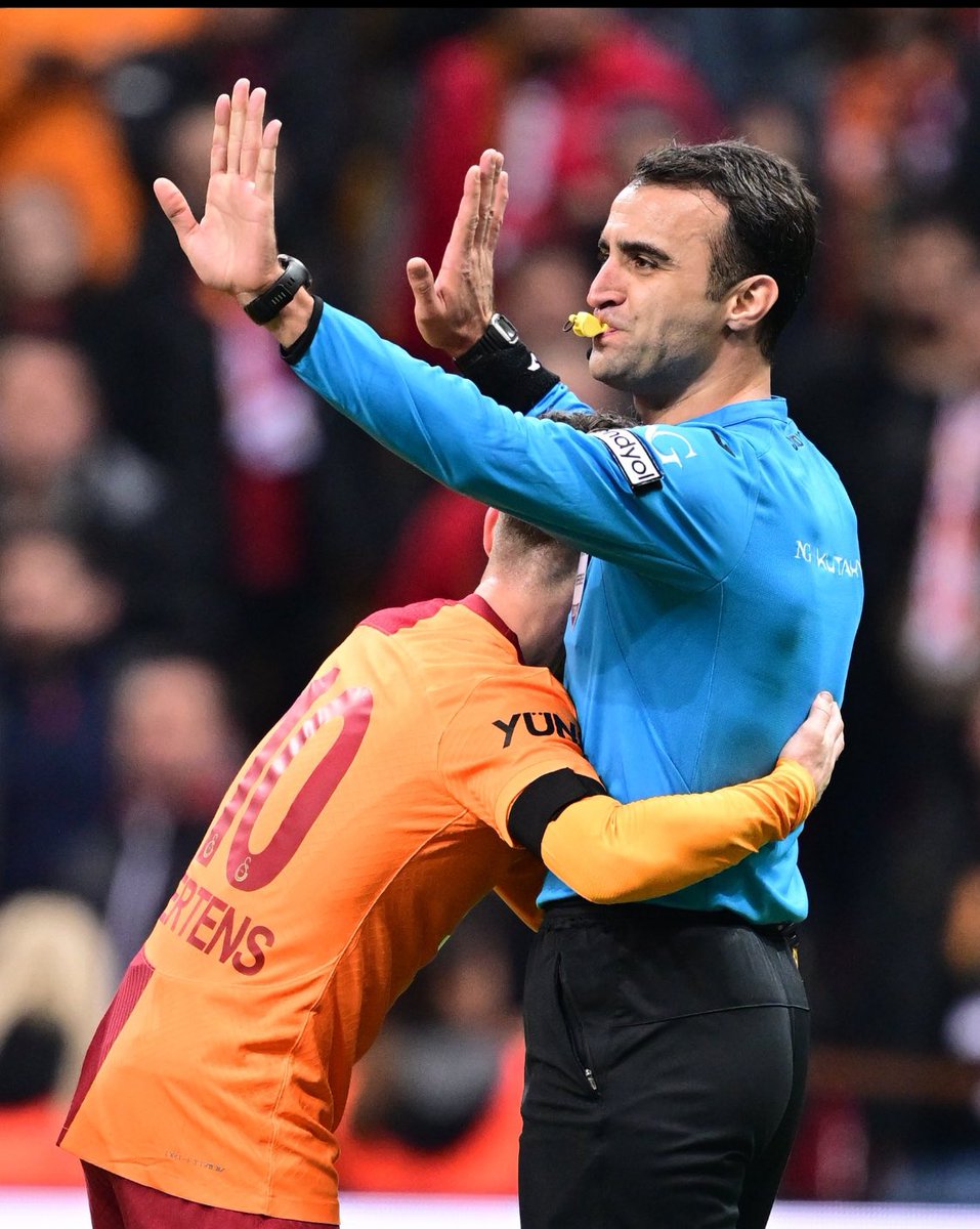 Fenerbahçe yenerken köy takımı dedikleri Union, içerde gs yi tokatlamaya başlayınca osimhen eksik, Union sistem takımı, şampiyonlar ligin de her sonuç normal.. Lağam çukuru bir medyasınız, satılık bir medyasınız..