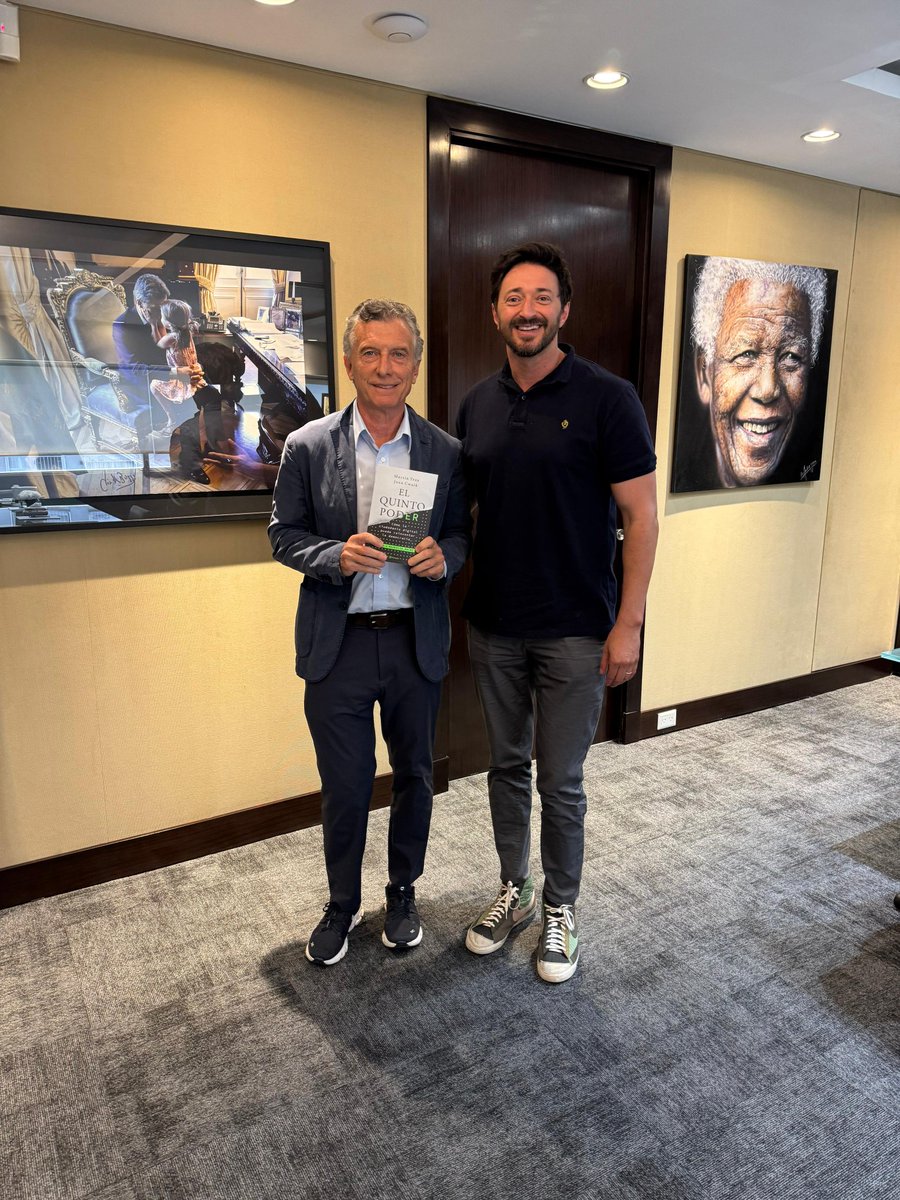 martinyeza's tweet image. Con @JoanCwaik escribimos El quinto poder, sobre el desfase entre instituciones, política y sociedad... Y cómo actualizar el sistema a partir de casos y experiencias en distintas geografías.
El prólogo del cat, a quien hoy le llevamos su copia @mauriciomacri.