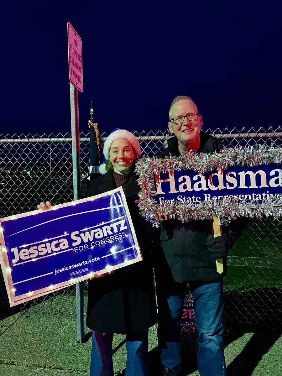 JessicaForMI's tweet image. It was a joy to march with the Calhoun County Democrats at the Battle Creek Christmas Parade. Great start to the holiday season!
