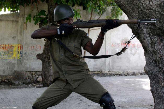 trip_to_valkiri's tweet image. Haitian Policeman armed with a US Surplus M1 Garand rifle during a shootout with gangsters, 2012.