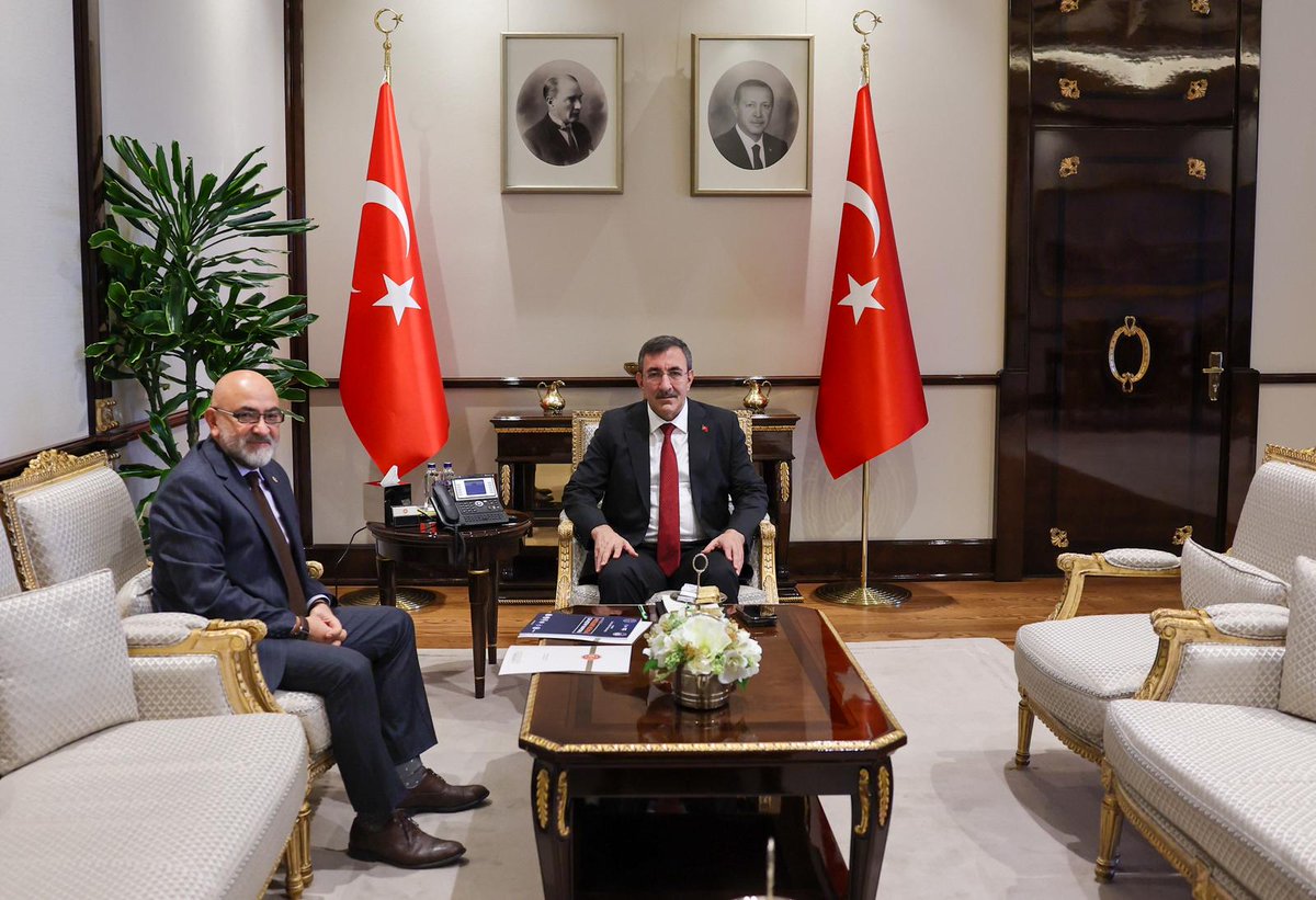 Bir Devlet Politikası Olarak 
Mesleki Eğitim 

Hem Kayserimizde hem de ülke sathında sanayicimizi ve üreticimizi şu anda en fazla zorlayan faktörlerden bir tanesi insan kaynağı ve teknisyen, tekniker bazında çalışan bulamamak. Tedbir alınmaz ve meslek sahibi insan sayısını