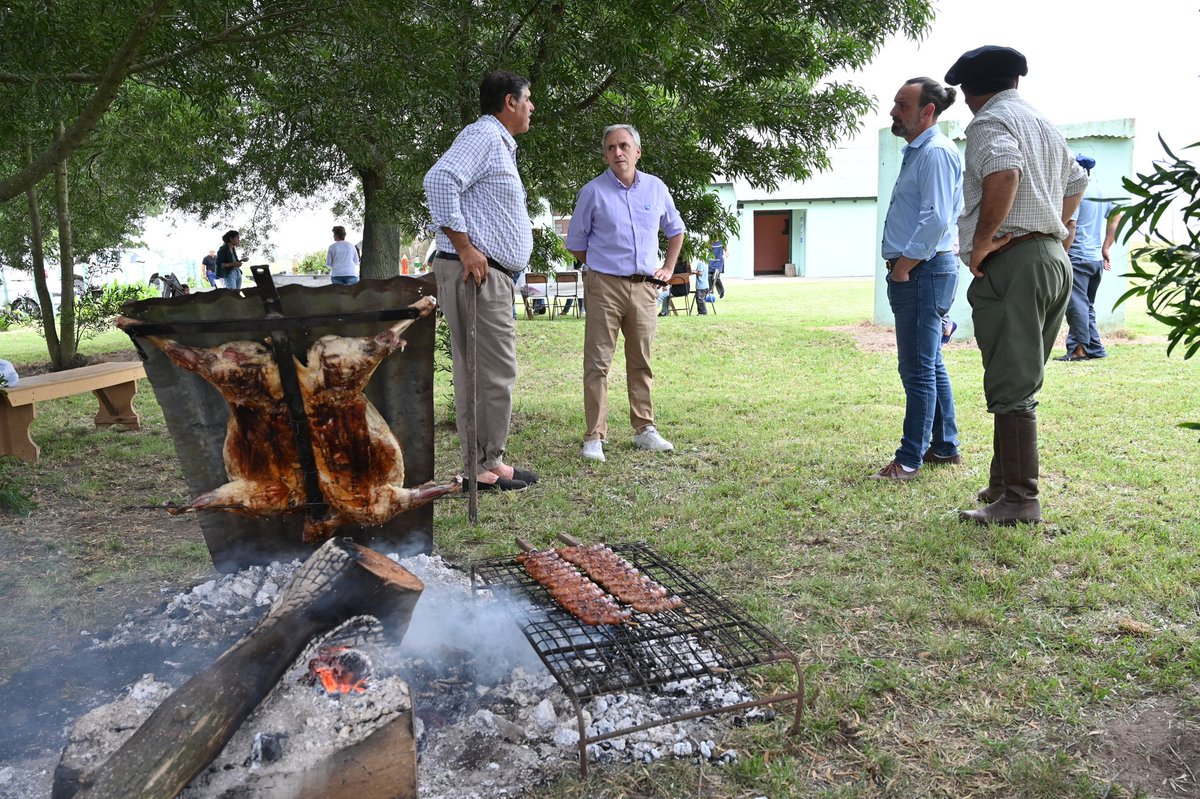 Visitamos la Escuela Rural N°41 “Ceferino Namuncurá” para entregar la documentación oficial del edificio y su SUM, un trámite esperado durante décadas.

La escuela ya cuenta con los planos que permitirán gestionar nuevas obras.
Un hermoso encuentro con los chicos y sus familias.