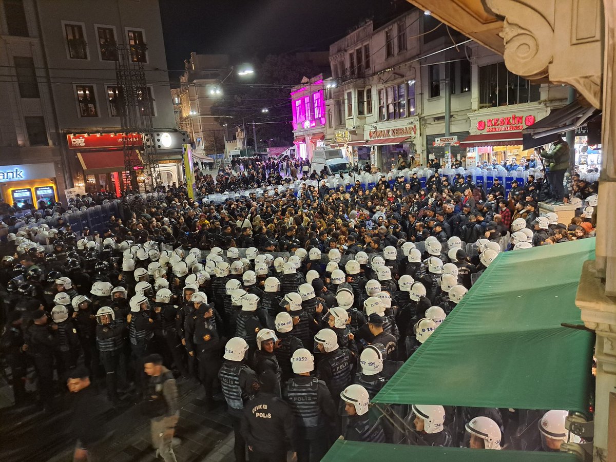 İsyanımızla, öfkemizle bu akşam Taksim Tünel’de bir araya geldik! Eylem dağılırken iki arkadaşımızın trans bayrağını bahane eden polis bazı arkadaşlarımızı gözaltına aldı. Sayı henüz netleşmedi, takip ediyoruz. Erkek-devlet şiddetine isyandayız!