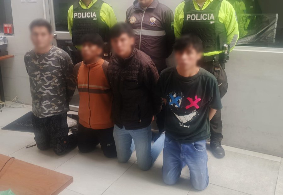 MemesDelMijinOr's tweet image. Vivo en un pais  🇪🇨 dónde sus leyes prohíben mostrar el rostro de los delincuentes y asesinos, pero si pueden mostrar el rostro de sus víctimas 🫤
Pero eso no lo entenderías tú MMVRGA que votaste por el NO 🙂‍↔️