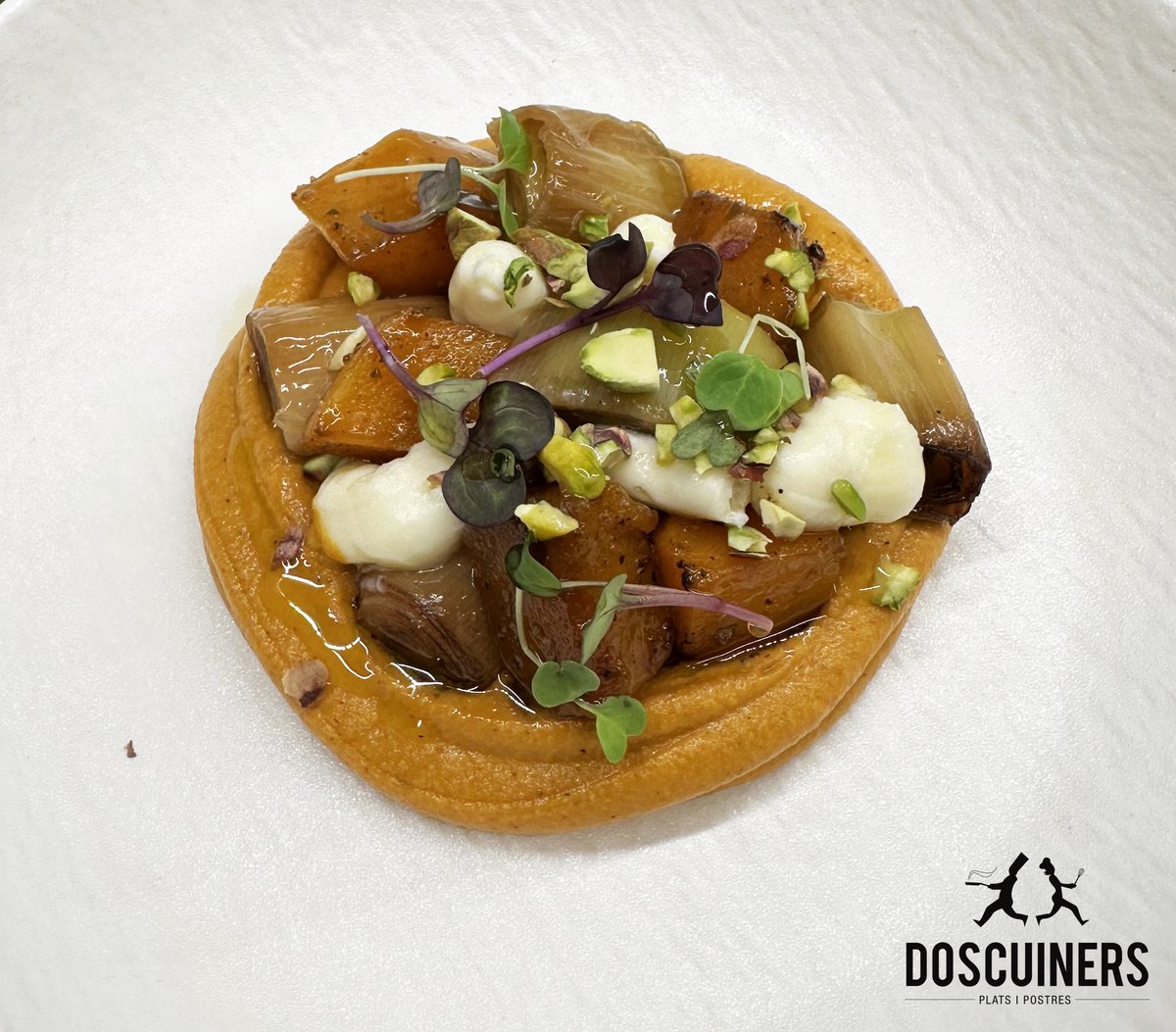 DosCuiners's tweet image. 😍QUINS PLATS...😋
Llom de bacallà amb carxofes,alls tendres i salsa de pebrots del piquillo🐟
Carbassa i porros escalivats sobre romesco suau, mousse d’Idiazabal i festucs🎃
Rigattonis farcits de galta de porc estofada i beixamel trufada🇮🇹
📌doscuiners.com
#DosCuiners