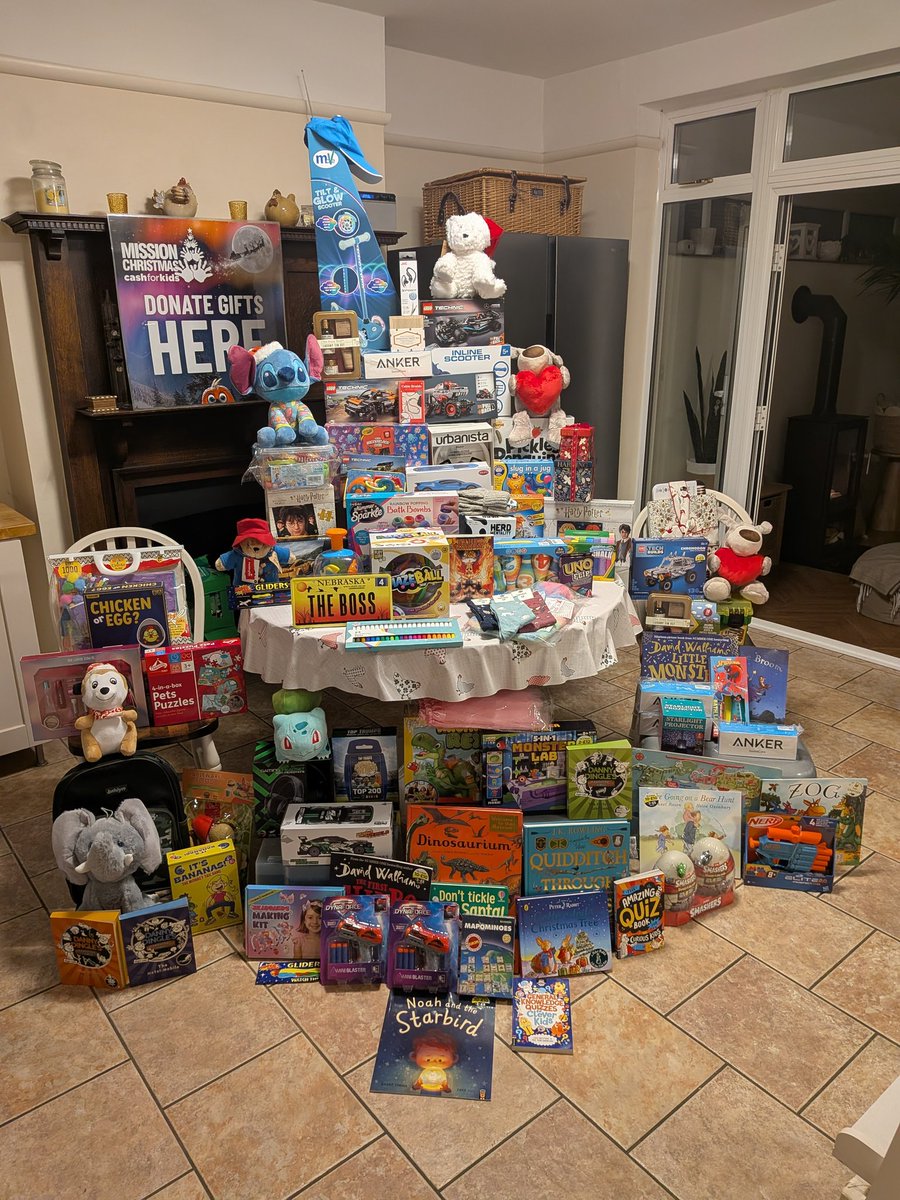 ogeerunner's tweet photo. You know what, I know I say this every year, but it still gets me. I might be a tough old bastard after the childhood I had, but the generosity of the Copthorne runners for #MissionChristmas floors me every time. These presents have genuinely moved me to tears. What amazing gifts https://t.co/cEPPUi0jTS