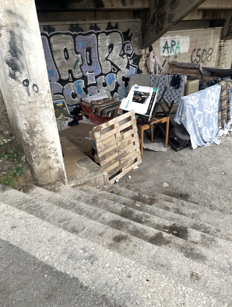 SE VENDE CASA CON SALÓN A DOBLE ALTURA🚨🚨
Cualquier interesado al DM 📧