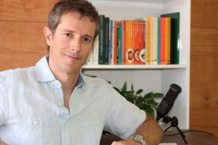 prof_ferretto's tweet image. vou ficar te olhando assim até você assinar