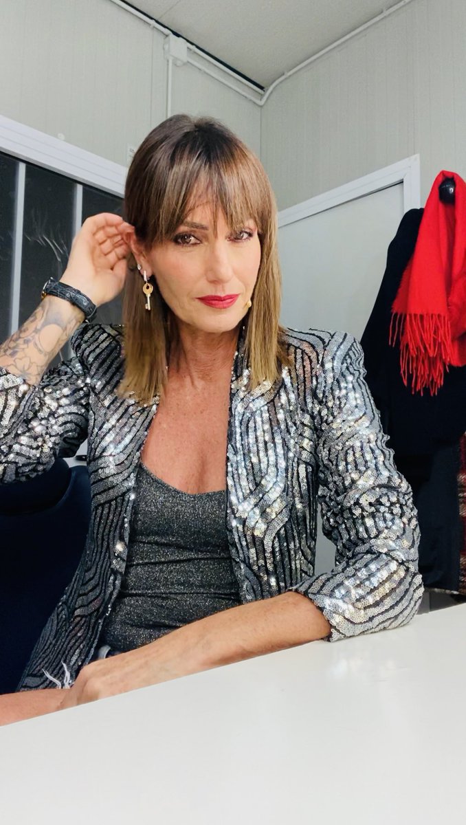 Naturale
Poco trucco
Trucco finale (e luci dello specchio)
Il figo e’ Nano. 
(nessuno dei due è rifatto…caz vuol dire rifatto?) 
#grandefratello