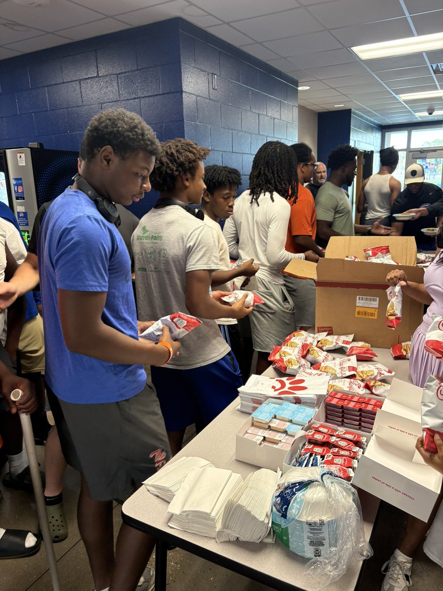 Gulfport_FB's tweet photo. Thanks to @ChickfilA of Gulfport for fueling our guys before today’s lift and practice!

#SouthState | #OneGPT ⚓️⛓️🟧🟦 https://t.co/s16bch7ZDR