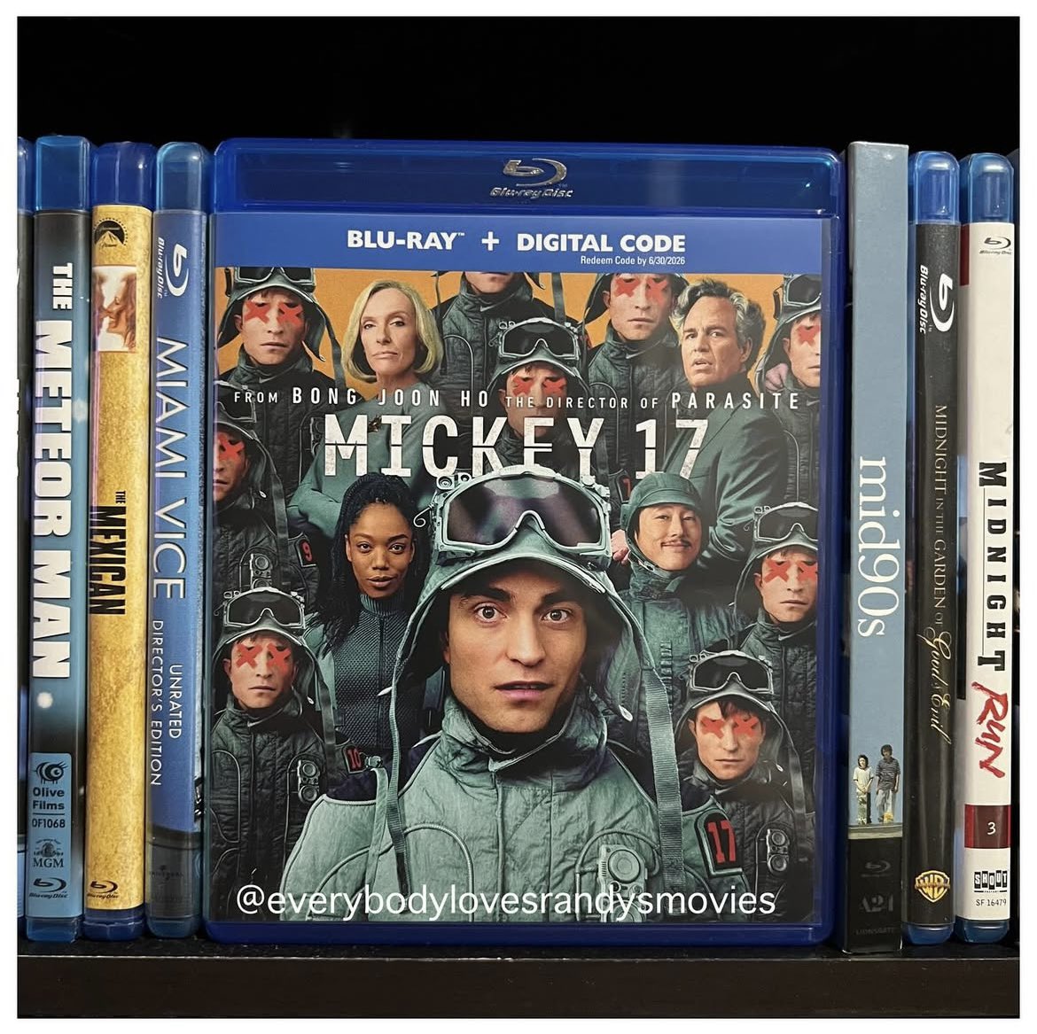 RandysMovies's tweet photo. Movie: #Mickey17 (2025) 

Starring: #RobertPattinson #NaomiAckie #StevenYeun #MarkRuffalo #ToniCollette #HollidayGrainger #AnamariaVartolomei #ThomasTurgoose #AngusImrie #CameronBritton 

Directed By: #BongJoonHo

#BluRay 
#MovieNerd 
#MovieCollector
#BluRayCollection 
#MovieCollection 
#MovieBuff
#PhysicalMedia 
#FilmTwitter 👱🏼‍♂️👱🏼‍♂️