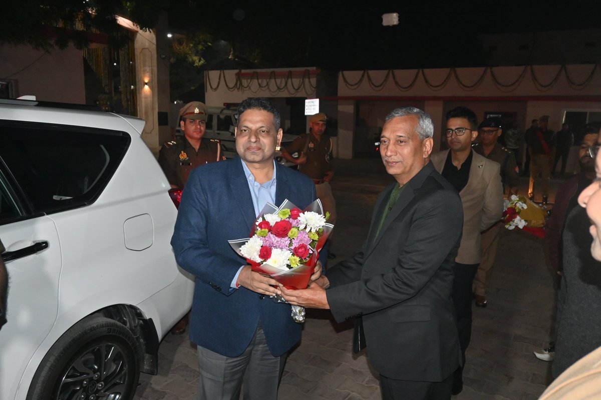 agrapolice's tweet image. पुलिस कमिश्नर, आगरा @DeepakKumarIPS द्वारा अपर पुलिस आयुक्त के साथ भव्य रूप से नवीनीकृत एवं अत्याधुनिक सुविधाओं से सुसज्जित साइबर क्राइम थाना, परिवहन शाखा तथा परिवहन शाखा यूपी-112 के कार्यालयों का फीता काटकर उद्घाटन किया गया।

अत्याधुनिक सुविधाओं से सुसज्जित एवं भव्य रूप से…