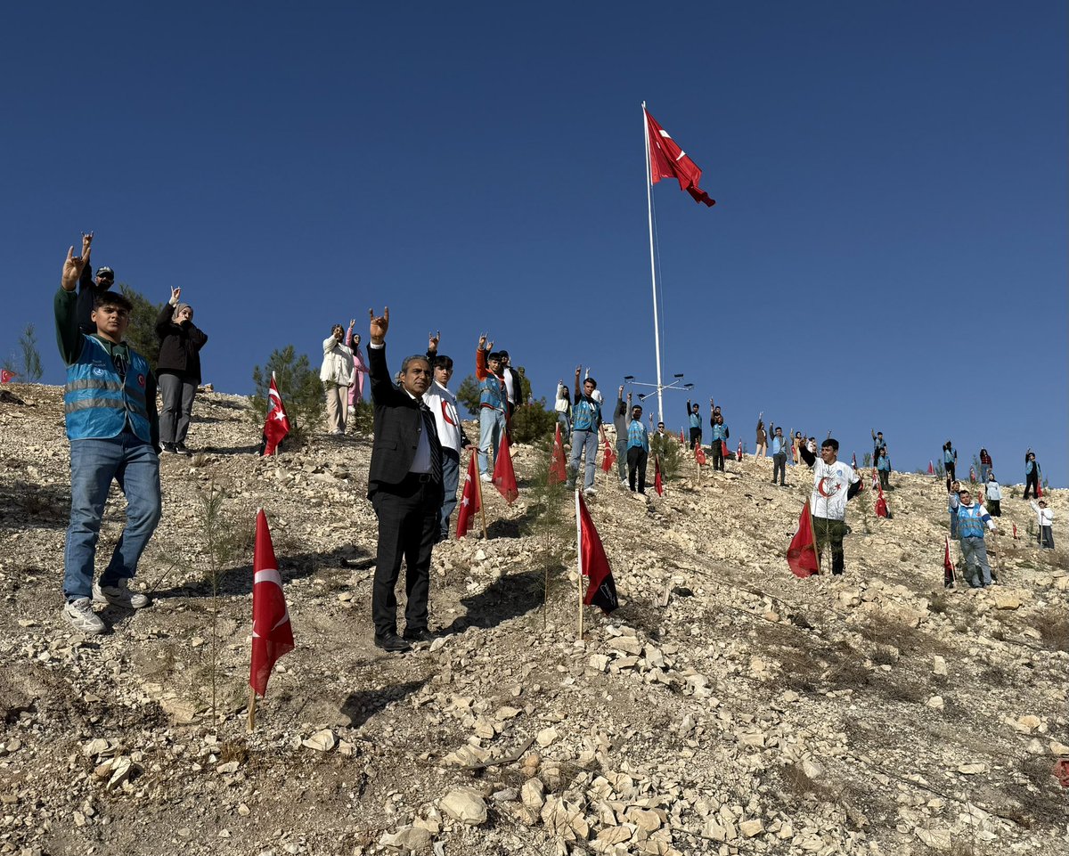 BaskapanSalih's tweet photo. “#Başbuğ’a Saygı Yeşil #VATANA Nefes!”
Başbuğ #AlparslanTürkeş'in Doğum Günü Anısına, Birecik Şehitler Ormanımıza 250 Fidan Diktik. Bilge Liderimiz #Bahçeli'nin 'Yeşil #VATAN’ Ülküsüyle #Başbuğumuzun İzindeyiz.@dbdevletbahceli @ayyildirim1 @demrcioglu1905 @LutfuNebioglu @DursunNar46 @_tahasahn_ @Enesyilmaz_0663 @necmiyildirim06 @bakirbostanci