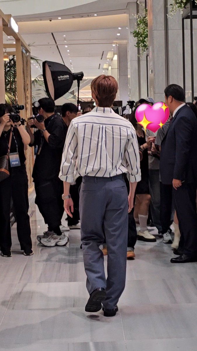 adek__wonuu's tweet image. misiii orang tinggi dan besar mau lewat 😋