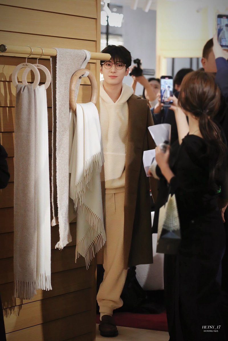 adek__wonuu's tweet image. misiii orang tinggi dan besar mau lewat 😋