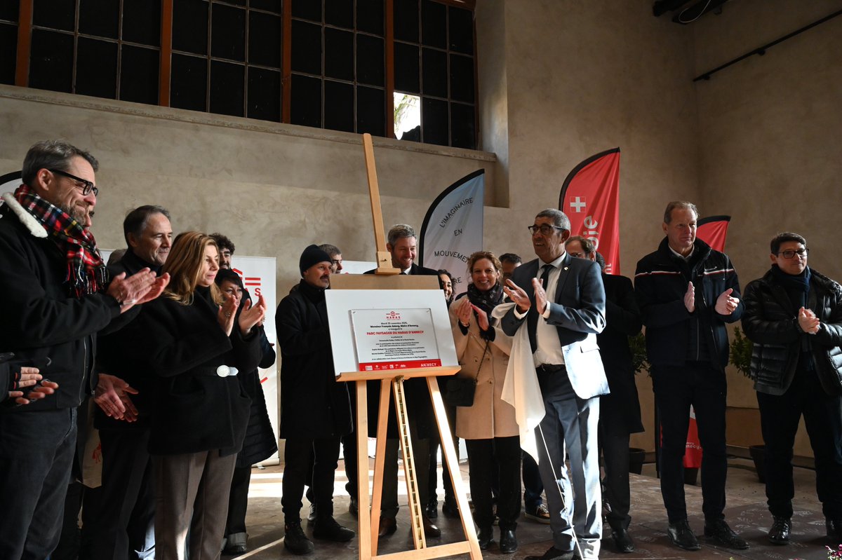 #inauguration | Emmanuelle Dubée <a href="/prefet74/">Préfète de la Haute-Savoie</a>, a participé ce matin à l'inauguration du parc paysager du Haras d'#Annecy. Soutenus par l’État, les travaux de réhabilitation du parc concrétisent un projet de créer un espace de respiration et de convivialité en plein cœur de ville.