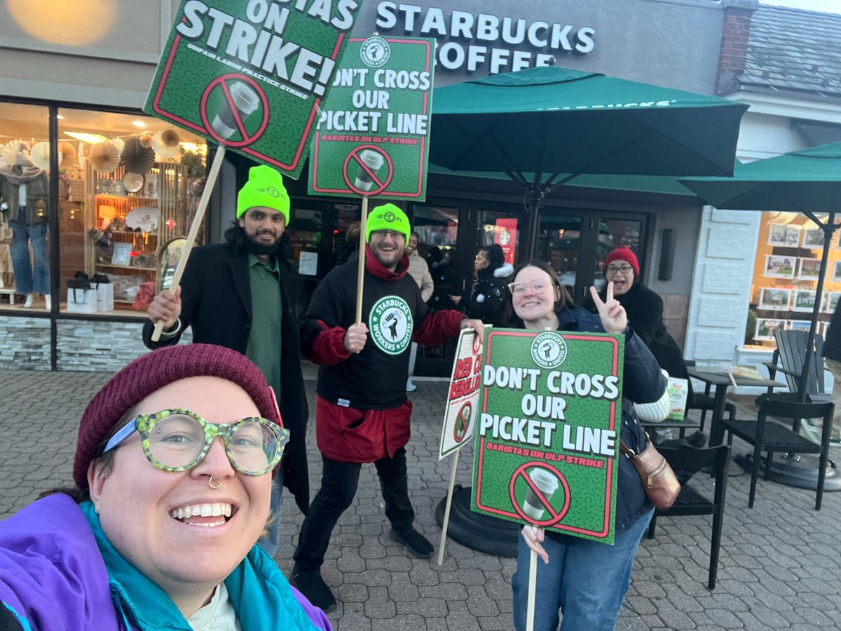 SBWorkersUnited's tweet image. Let&apos;s hear it for baristas in Long Island, NY who are striking for higher wages, better hours, and an end to union busting!

We&apos;re 13 days into our national, open-ended ULP strike. Union baristas ready to do what it takes to win a fair contract. #nocontractnocoffee