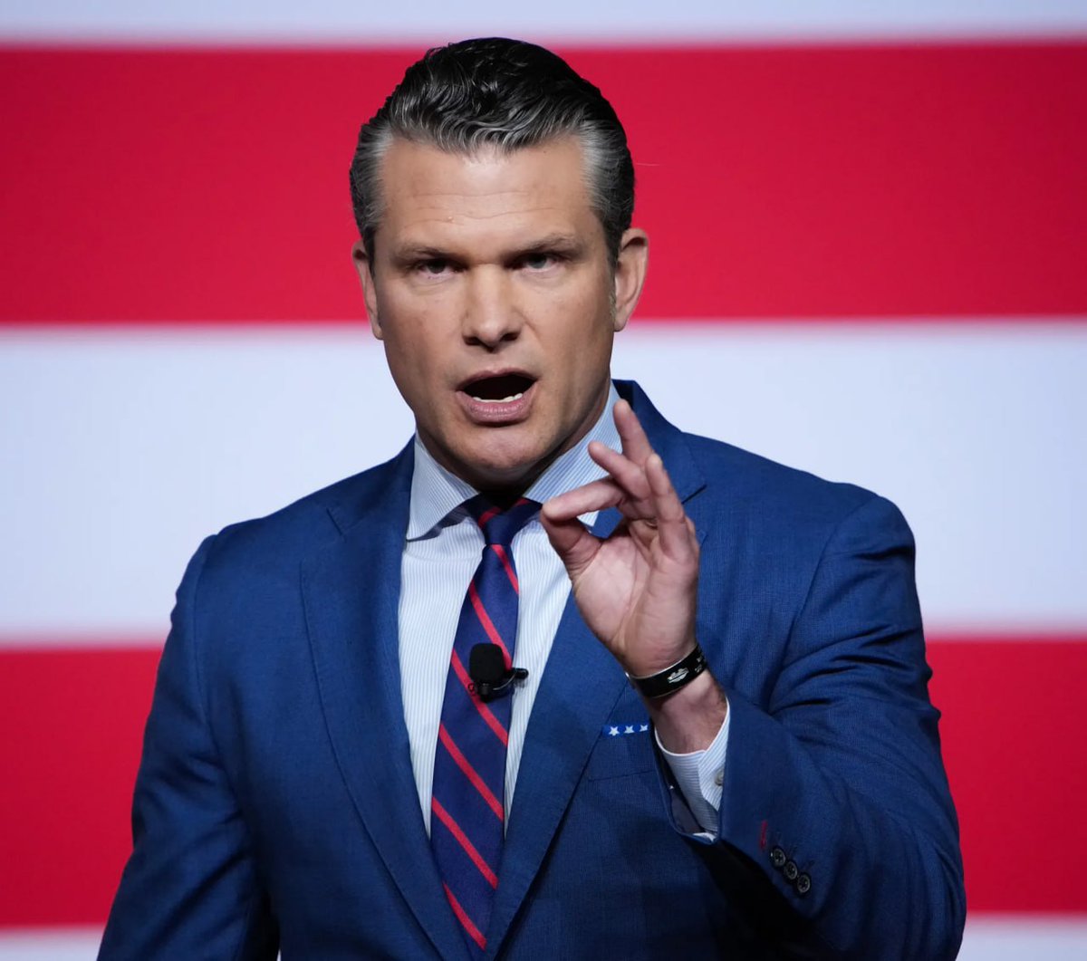 StandUpForTrmp's tweet image. 🚨BREAKING: Mark Kelly is extremely worried folks he&apos;s reposting Democrats on his X acct, that are standing with him

Time for us to do the same

Give me a THUMBS-UP👍, If you fully support Pete Hegseth stripping Mark Kelly of his rank and issuing him a Court martial for Sedition