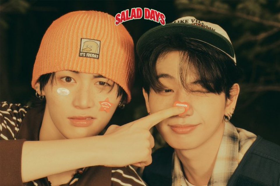 mankodance's tweet image. 이ㅅㄲ들 중간이없음  민수오빠될때까지 처굶겨놔서  제발붙어라도잇어달라고 존나빌다가   모두가포기할때쯤 갑자기  인기포스타입컨셉을차용한커플화보를던져주 는  싸이코패스cp