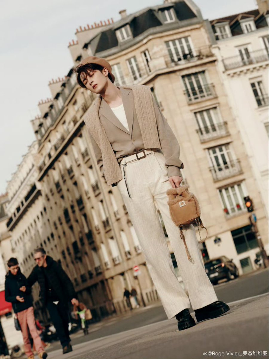 YongyeeVerse's tweet image. What a gorgeous

Roger Vivier x Tan Jianci

#TanJianci
#檀健次