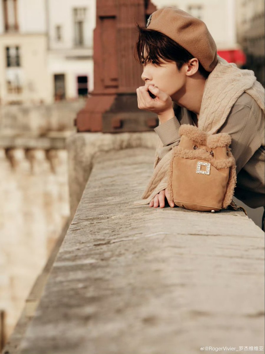 YongyeeVerse's tweet image. What a gorgeous

Roger Vivier x Tan Jianci

#TanJianci
#檀健次