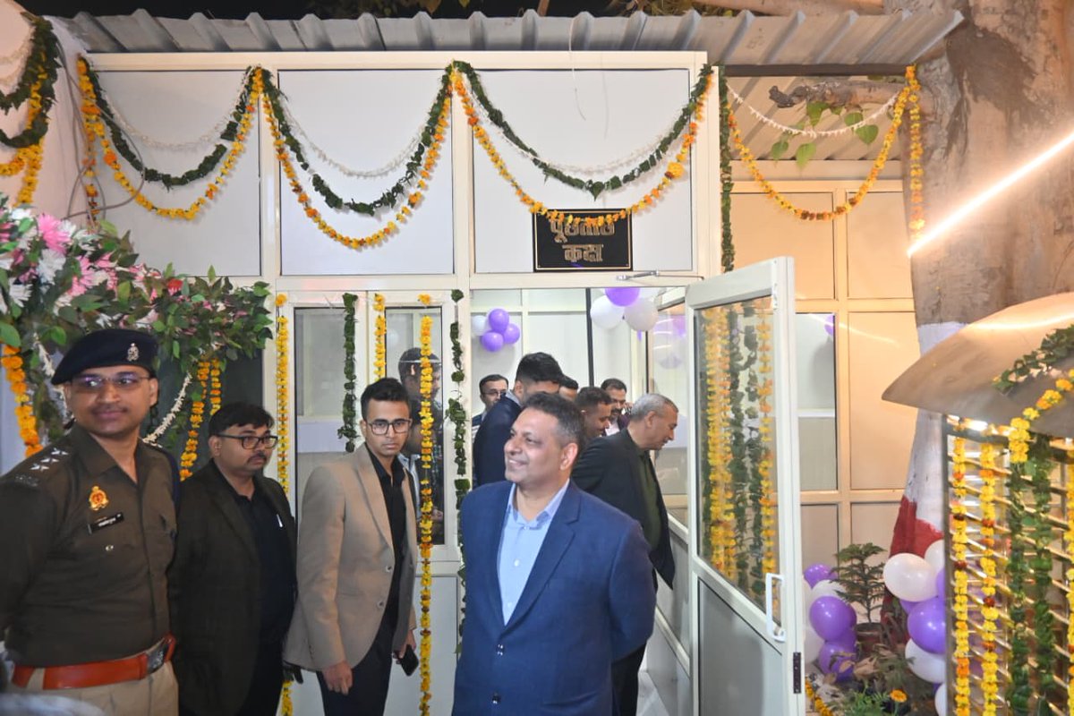 agrapolice's tweet image. पुलिस कमिश्नर, आगरा @DeepakKumarIPS द्वारा अपर पुलिस आयुक्त के साथ भव्य रूप से नवीनीकृत एवं अत्याधुनिक सुविधाओं से सुसज्जित साइबर क्राइम थाना, परिवहन शाखा तथा परिवहन शाखा यूपी-112 के कार्यालयों का फीता काटकर उद्घाटन किया गया।

अत्याधुनिक सुविधाओं से सुसज्जित एवं भव्य रूप से…