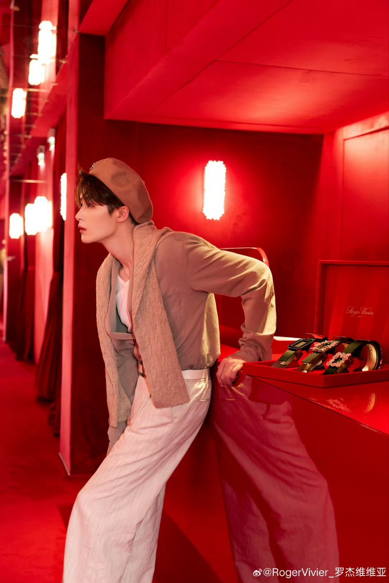 YongyeeVerse's tweet image. What a gorgeous II

Roger Vivier x Tan Jianci

#TanJianci
#檀健次