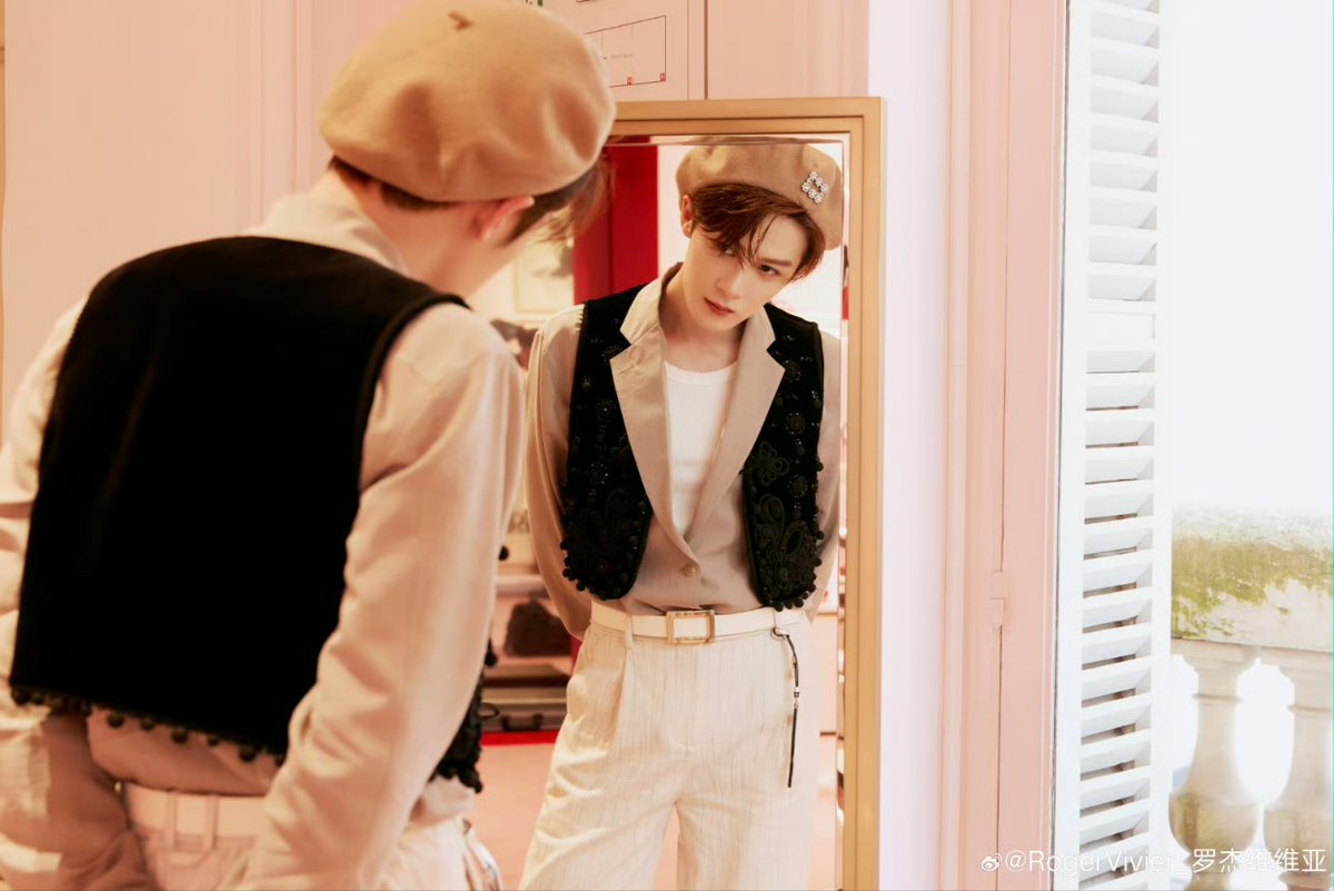 YongyeeVerse's tweet image. What a gorgeous II

Roger Vivier x Tan Jianci

#TanJianci
#檀健次