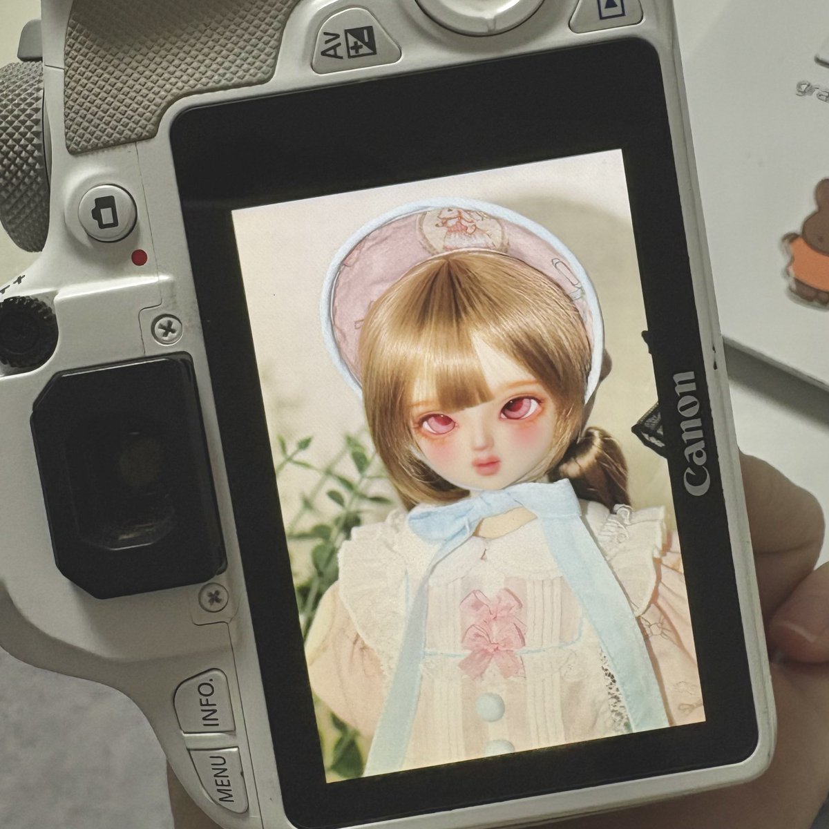 sambbo_o's tweet image. 이동용 카메라로 쓰려고 캐논 100d+단렌즈 조합을 장만햇는데,, 진짜 말그대로 깃털 무게라 너무 놀라버렷어요(400g),,,, 
그전에 쓰던 카메라는 850g+줌렌즈였거든요 ,,,,,, _(:3」∠)_ 손목건초염에겐 힘든 무게엿던,,