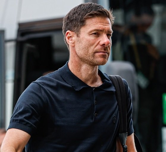 Levaofficialtr's tweet photo. Real Madrid'de birçok futbolcu Xabi Alonso'yu takımda istemiyor. Kulüpte bu kararı destekleyen yöneticiler de var. İçeride işler karışık. https://t.co/eA5vbKIDEp