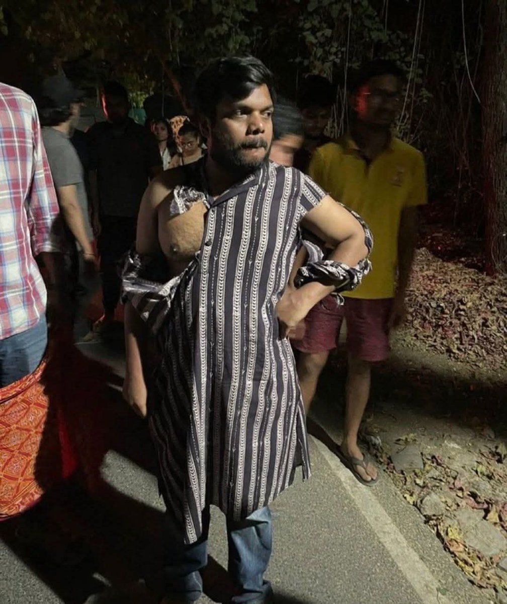 सुबह से अच्छा भला भक्ति का टेम्परामेंट बना हुआ था लेकिन शाम होते होते कामरेड अक्षय सब किये कराए पर पुलिस से दूब्स दबवा के पानी फेर दिये ...!😂