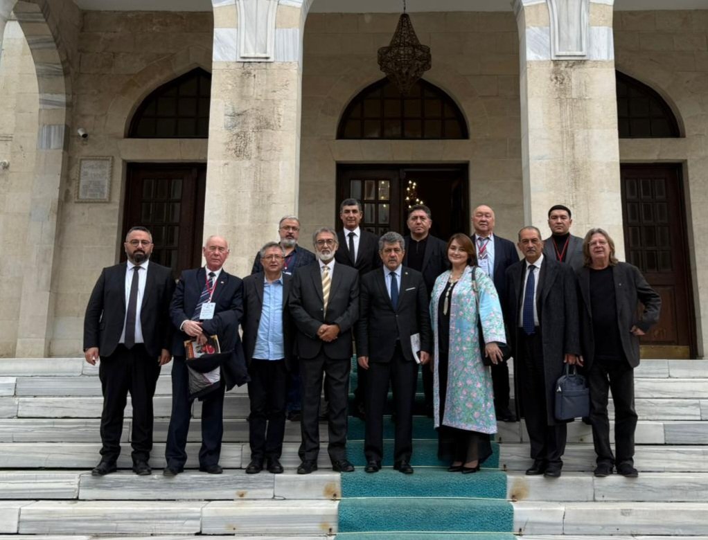 RezaSiami's tweet photo. Türk Dünyası Sinemacılar Birliği kurulmak üzre.....Hayırlı olsun https://t.co/3pbTg5wJob