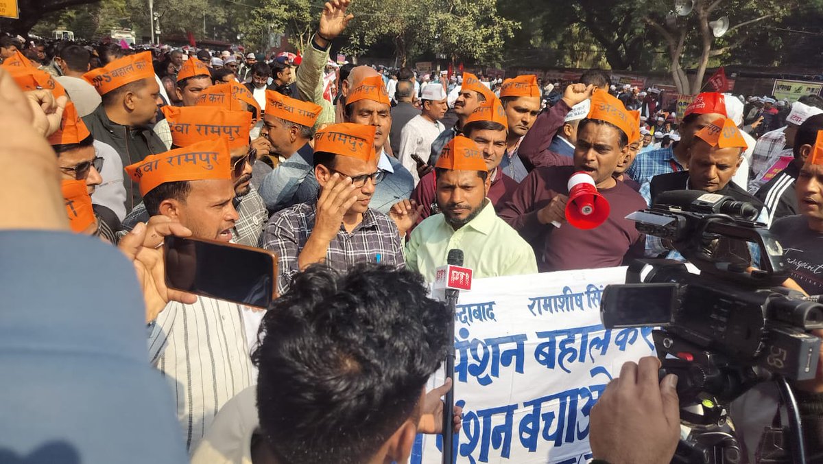आज दिल्ली के जंतर मंतर पर पूरे देश से ops की आवाज बुलंद करने आए शिक्षक कर्मचारी ।
 पुरानी पेंशन की आवाज बुलंद करने गई रामपुर की टीम को घर से लेकर रास्तों तक बहुत बार रोकने के प्रयास हुए मगर फिर भी मंजिल तक पहुंचे।
सभी शिक्षक कर्मचारी लोगों का धरने में शामिल होने हेतु आभार