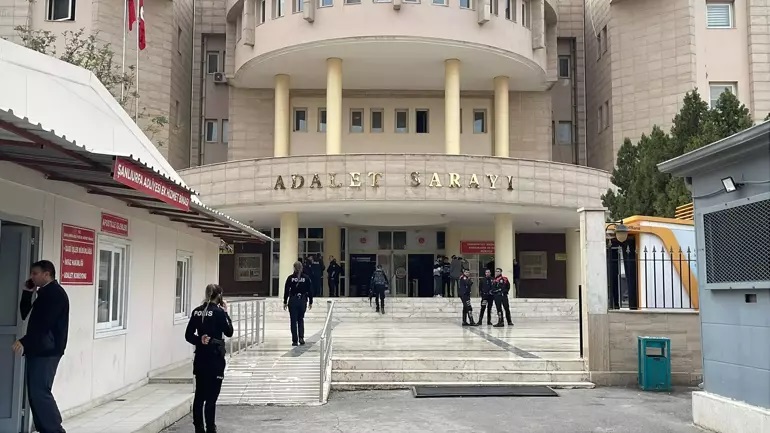 Şanlıurfa Adliyesi Hizmet Binasında Patlama: 1 Yaralı
Şanlıurfa Adliyesi emanet bürosunda patlama meydana geldi. Olaya ilişkin açıklama yapan Adalet Bakanı Yılmaz Tunç, bir zabıt katibinin bacağından yaralandığını açıkladı. Patlamanın nedeni ise araştırılıyor.