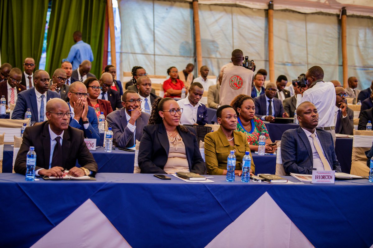 BankiNkuru's tweet image. La @BankiNkuru maintient le Taux Directeur a 12%. 

Cela est dans la Déclaration (brb.bi/node/2647) faite ce 25/11/25 par le Gouverneur, après la présentation du Rapport de Politique Monétaire ( brb.bi/node/2649).

#CBR #MPC #Burundi #Inflation #Réformes