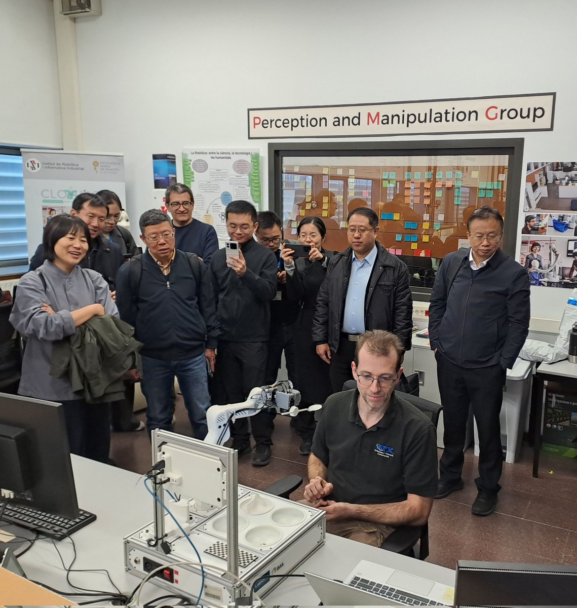 IRI_robotics's tweet image. ➡️ The group then toured the #IRI facilities

Their first stop was the P&amp;amp;M Lab, where Sergi Hernández and Pablo Salido showcased demonstrations with the &apos;Nyam&apos; and &apos;Socrates&apos; robots

💡 The group showed interest in our research on assistive robotics @LabORA_robotics