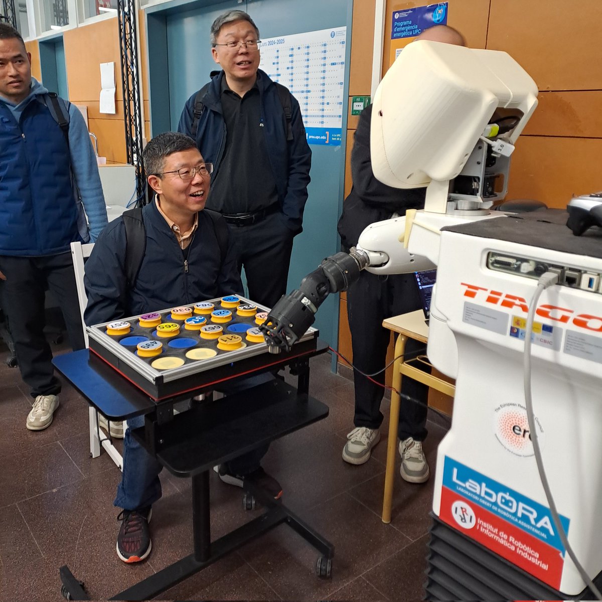 IRI_robotics's tweet image. ➡️ The group then toured the #IRI facilities

Their first stop was the P&amp;amp;M Lab, where Sergi Hernández and Pablo Salido showcased demonstrations with the &apos;Nyam&apos; and &apos;Socrates&apos; robots

💡 The group showed interest in our research on assistive robotics @LabORA_robotics