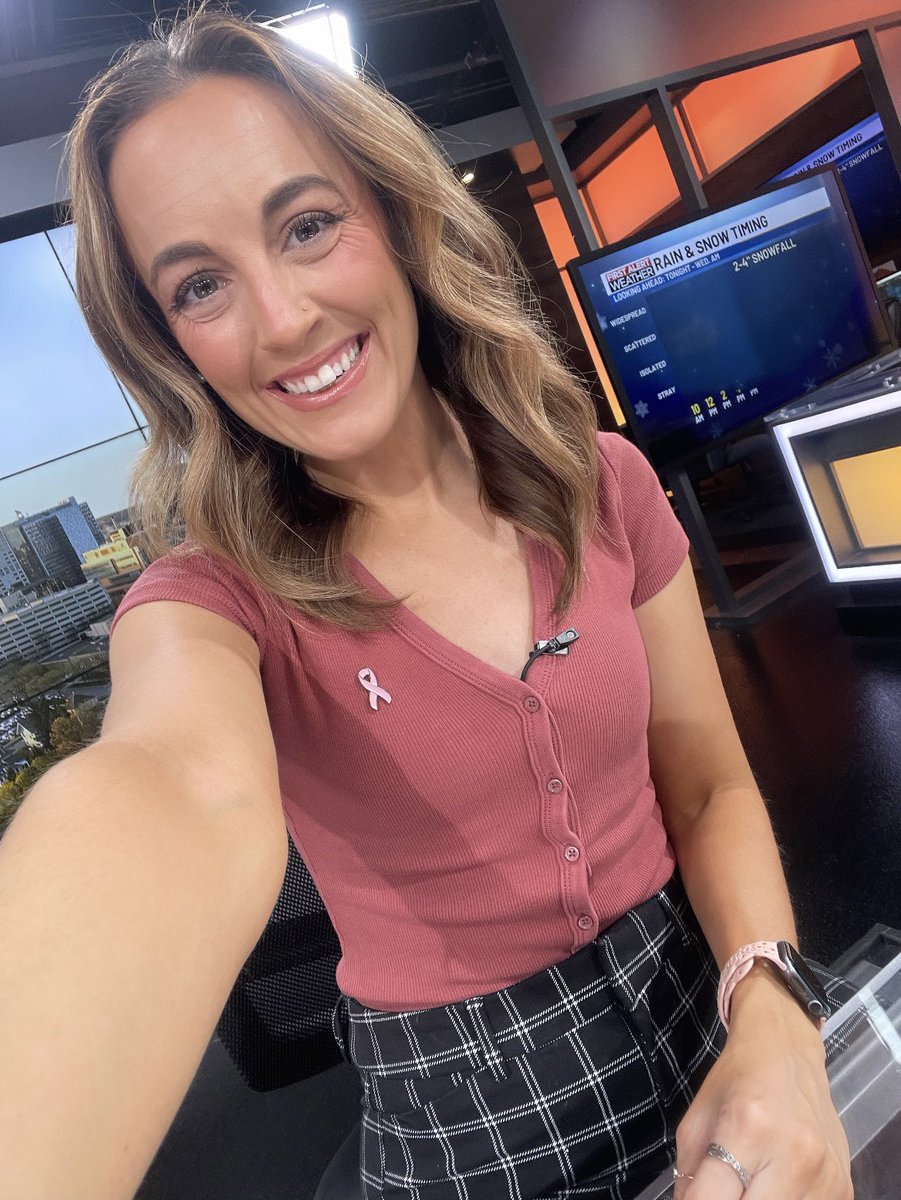 Anchoring the news, but thinking about the Thanksgiving feast 💭🍗🥧🥐🤤 two more days!!