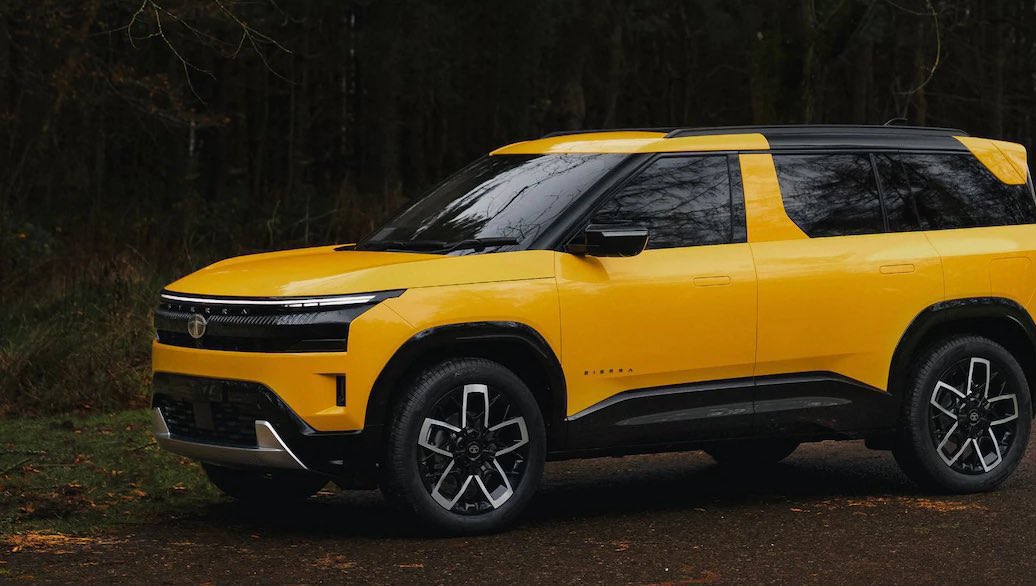 ashishmasih1's tweet image. It doesn’t matter what the top end versions are priced at, the starting Rs 11.50 lakh price for the #TataSierra will hit many compact SUVs too. Tata is playing very smartly with the new Tata SierrA. Driving it next week.