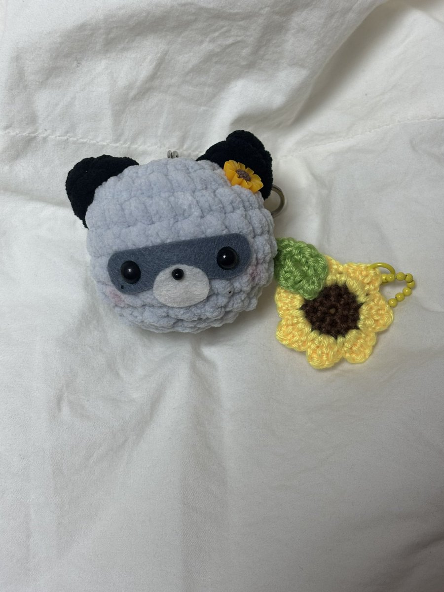 알티 이벤트로 받은 너구리가 너무 귀여워요ᅲᅲ!! 같이 주신 해바라기도 너무 귀여워서 잘 전시해 뒀습니다 이런 좋은 이벤트 열어주셔서 감사합니다!! 소중히 간직 하겠습니다🥹