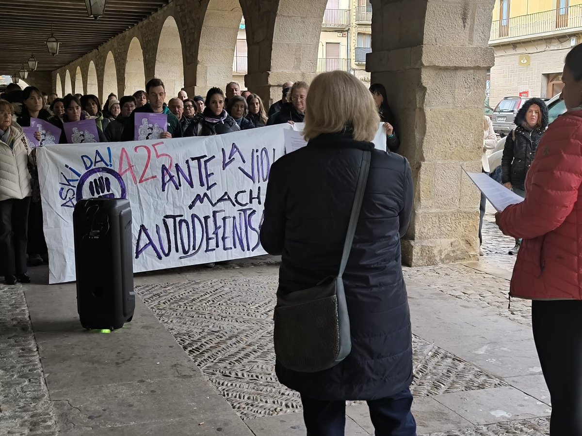 A25eko Goizeko kontzentrazio instituzionala. Arratsaldeko 19:00etan Euskal Herriko mugimendu feministaren kontzentrazioa izanen da plazan.

Concentración institucional con motovo del 25N. A las 19:00 se llevará a cabo la concentración del movimiento feminista de EH en la plaza.