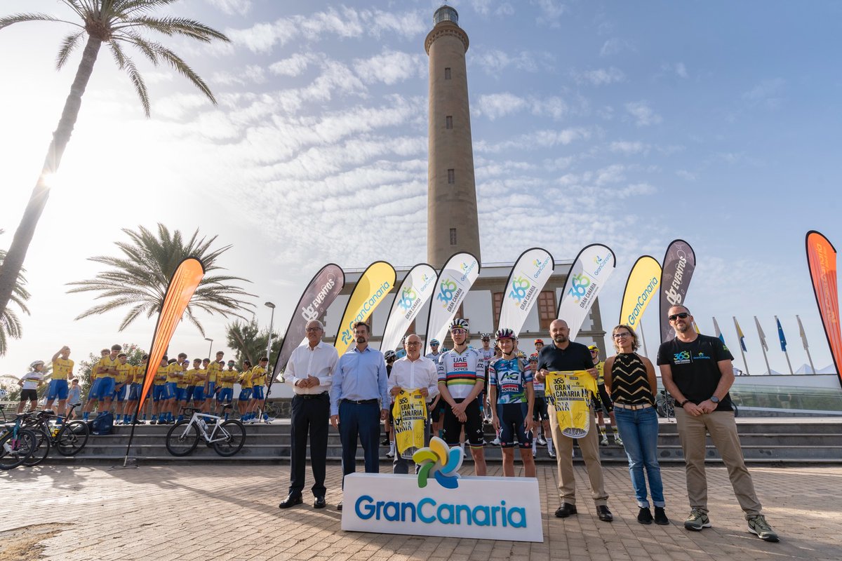 ¡Arranca la <a href="/GranCanaria365_/">GranCanaria365</a>! 🎉

Los ciclistas invitados han posado junto a las autoridades en el Faro de Maspalomas para dar el pistoletazo de salida a la semana 👏

Así, #GranCanaria continúa trabajando en posicionarse como un destino ciclista de referencia 🚵‍♂️

#GCTriBikeRun