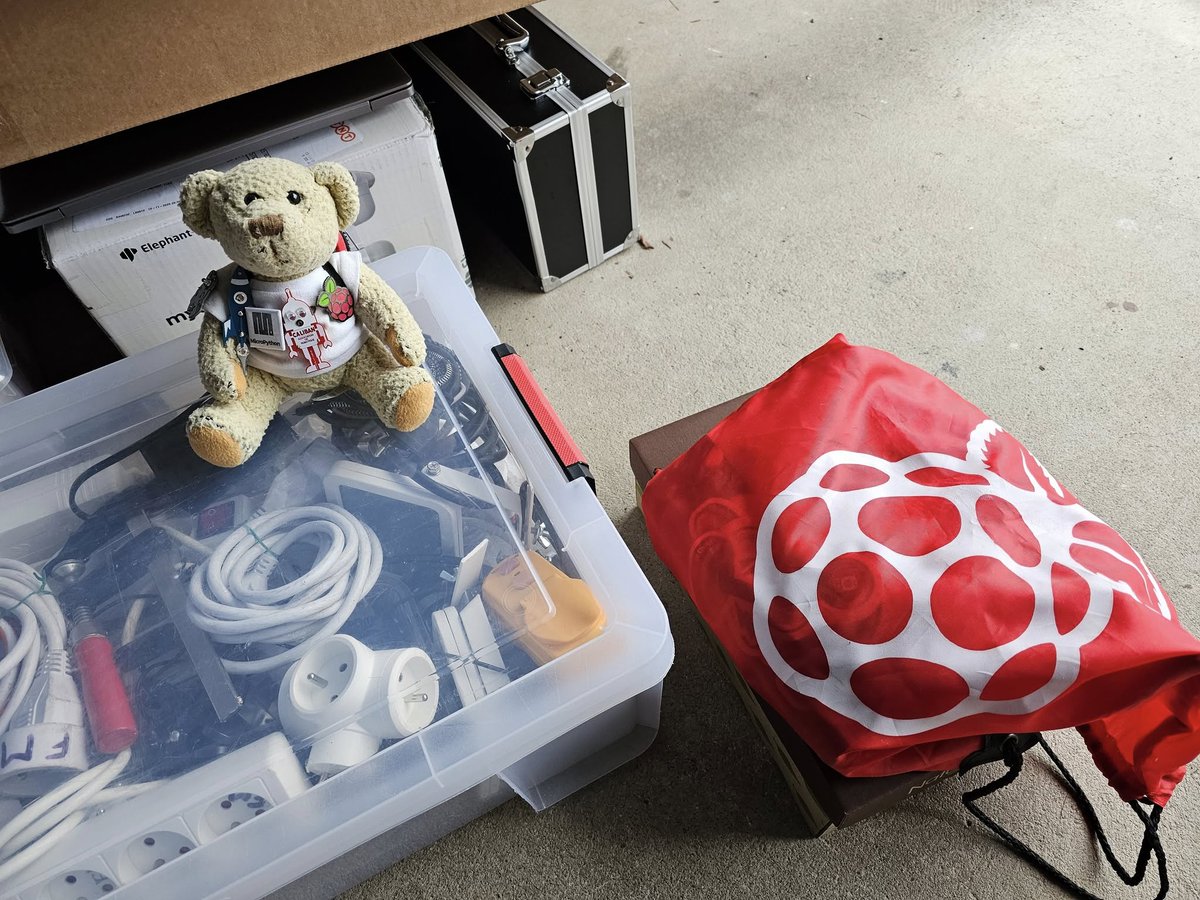 framboise314's tweet image. Sous le regard attentif de #Babbage préparation du matos pour le salon #ROBOTIK ce WE à Orchies (59). Ne rien oublier, surtout ne rien oublier... On vous attend sur le stand @framboise314, passez discuter un moment, on parlera @Raspberry Pi, @Arduino, #IA...