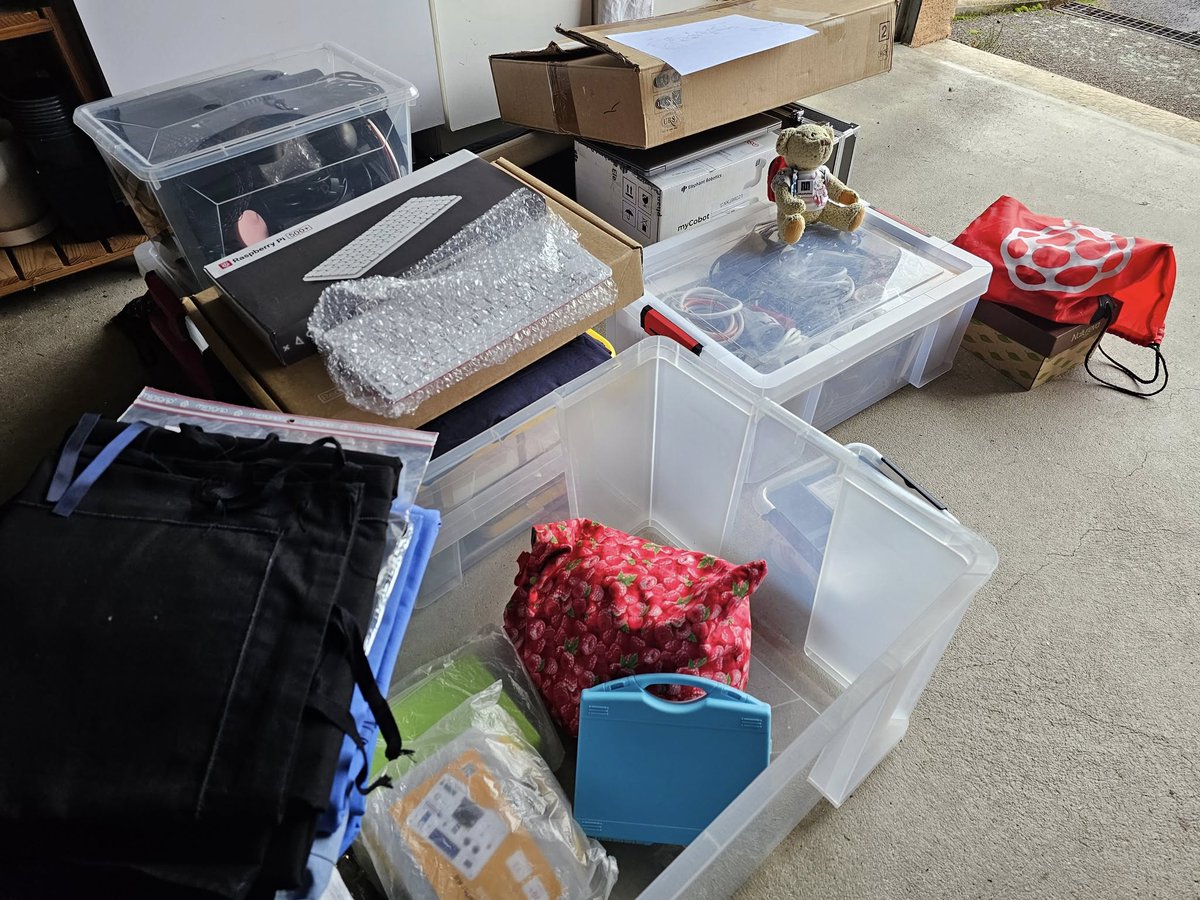 framboise314's tweet image. Sous le regard attentif de #Babbage préparation du matos pour le salon #ROBOTIK ce WE à Orchies (59). Ne rien oublier, surtout ne rien oublier... On vous attend sur le stand @framboise314, passez discuter un moment, on parlera @Raspberry Pi, @Arduino, #IA...