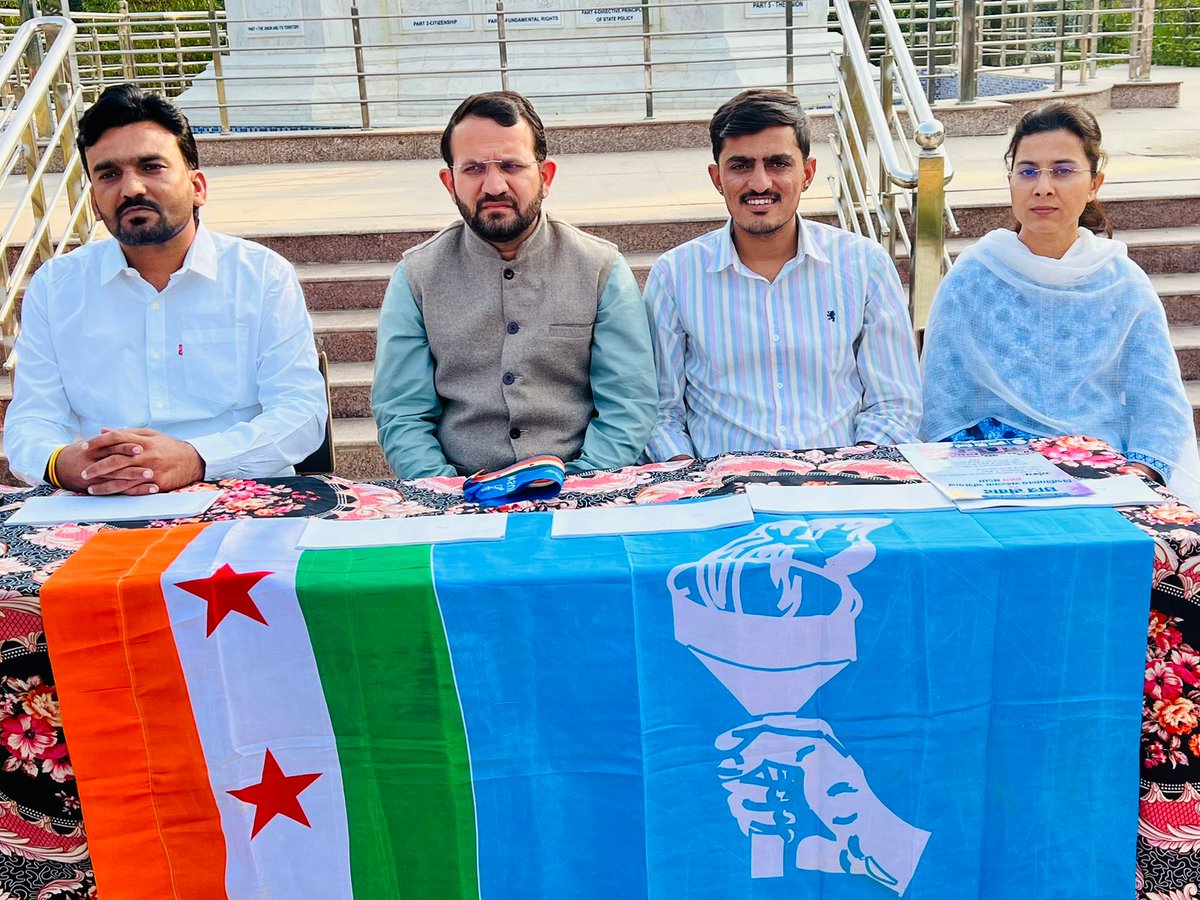 DrBabluSolanki's tweet image. #प्रेस_वार्ता_NSUI_जोधपुर 
NSUI जोधपुर की जय नारायण व्यास विश्वविद्यालय की NSUI इकाई द्वारा छात्र संवाद और सदस्यता अभियान  कैम्पस में छात्रों समस्याओं के संदर्भ में प्रेस वार्ता का आयोजन किया गया 
@ashokgehlot51
@varunchoudhary2
@VinodJakharIN
@Akhileshyadavin 
@nsui